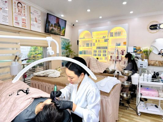 Quá trình thực hiện phun xăm thẩm mỹ hiện đại không gây đau nhức.